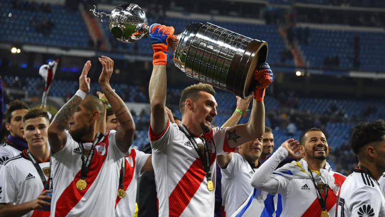 Franco Armani con la camiseta de River Plate celebrando un título
