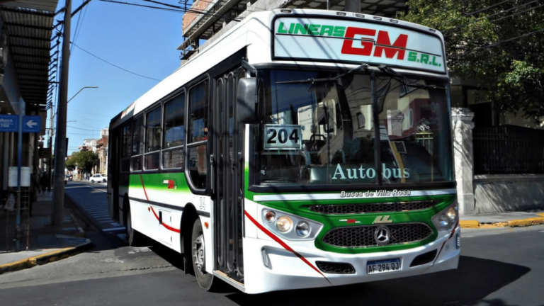 Colectivo urbano circulando en Catamarca