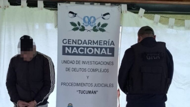 Efectivos de Gendarmería Nacional durante un operativo de detención