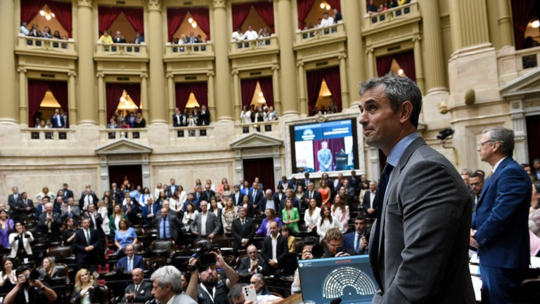 Sesión en el Congreso con legisladores debatiendo el Presupuesto 2027