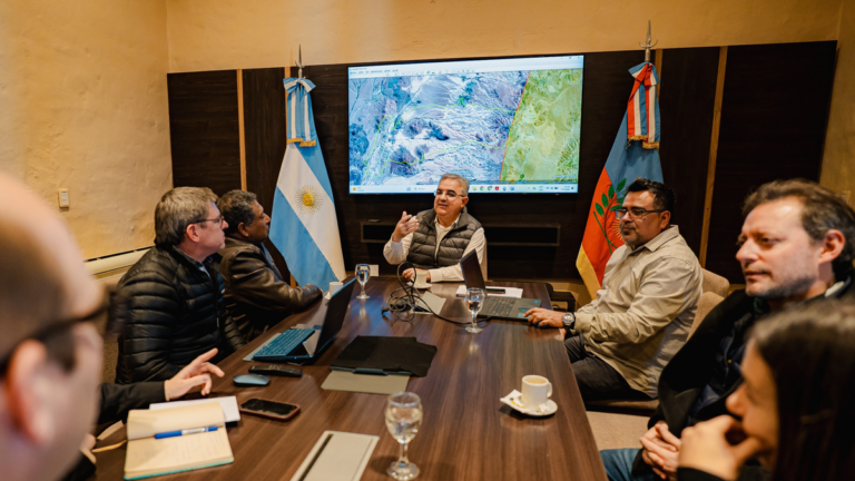 Reunión entre el gobernador Raúl Jalil y el intendente Mario Cusipuma para tratar la ampliación de la Reserva Laguna Blanca