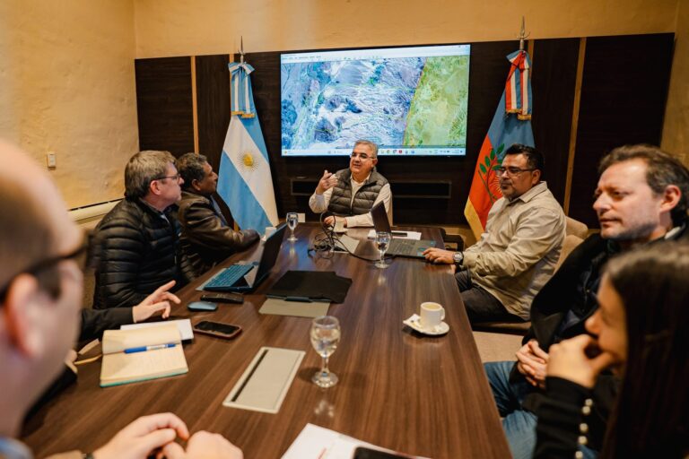 Reunión entre el gobernador Raúl Jalil, el intendente Mario Cusipuma y funcionarios sobre la ampliación de la Reserva Laguna Blanca