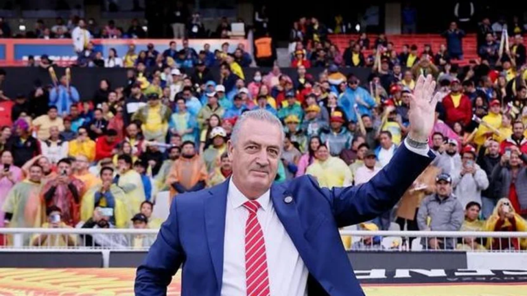 Gustavo Alfaro en conferencia de prensa tras la eliminación de Paraguay