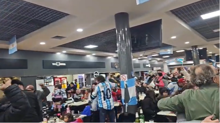 Hinchas en la Terminal de Ómnibus de Catamarca celebrando el gol de Cristian Romero