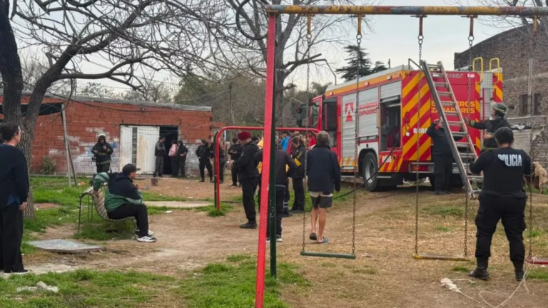 Casa incendiada en barrio Schneider de Santa Fe