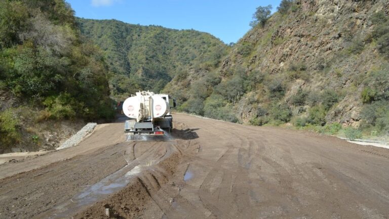 Vista de la Ruta Nacional 60 en la Quebrada de La Cébila con señalización de corte por obras