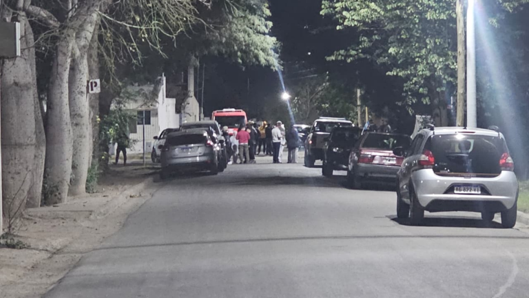 Policía en la puerta de una vivienda en el barrio La Chacarita, Catamarca
