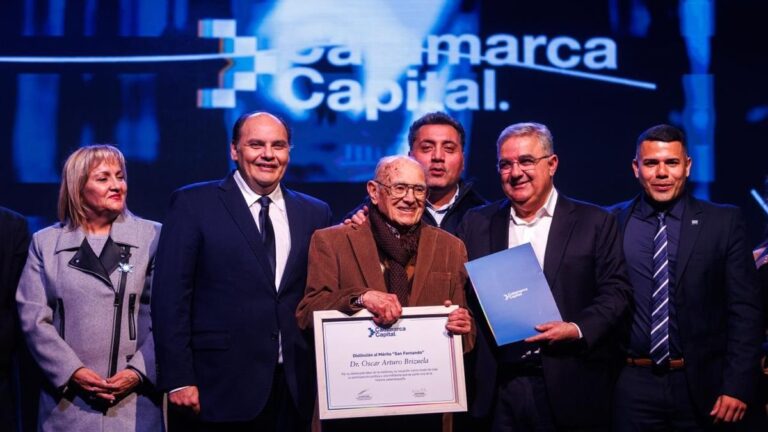 Autoridades provinciales y municipales durante la entrega de distinciones en el Complejo Urbano Girardi