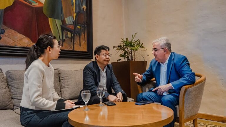 Reunión entre el gobernador Raúl Jalil y autoridades de Zijin-Liex
