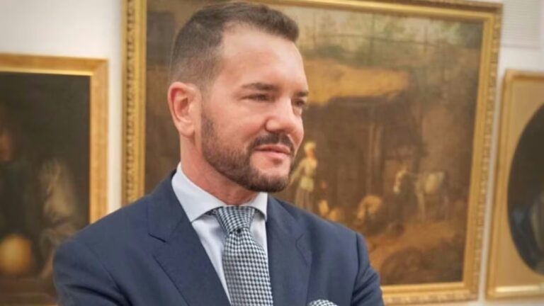 Javier Milei firma decreto de remoción
