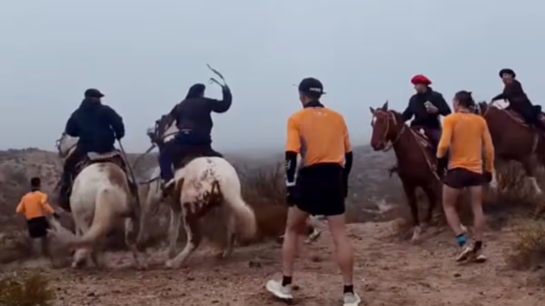 Jinetes a caballo en un sendero de tierra durante la agresión a corredores en General Roca