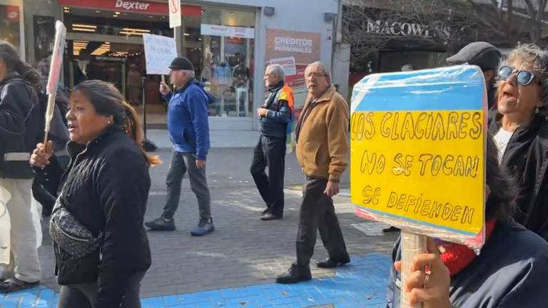 Jubilados Autoconvocados marchando por el centro de Catamarca