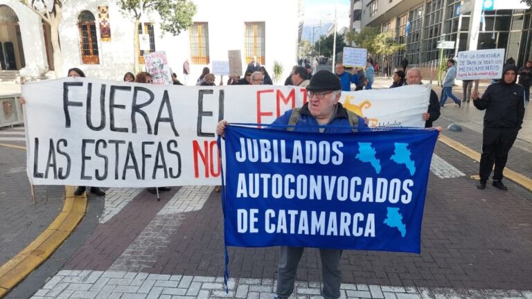 Jubilados autoconvocados marchando en la Plaza 25 de Mayo de Catamarca