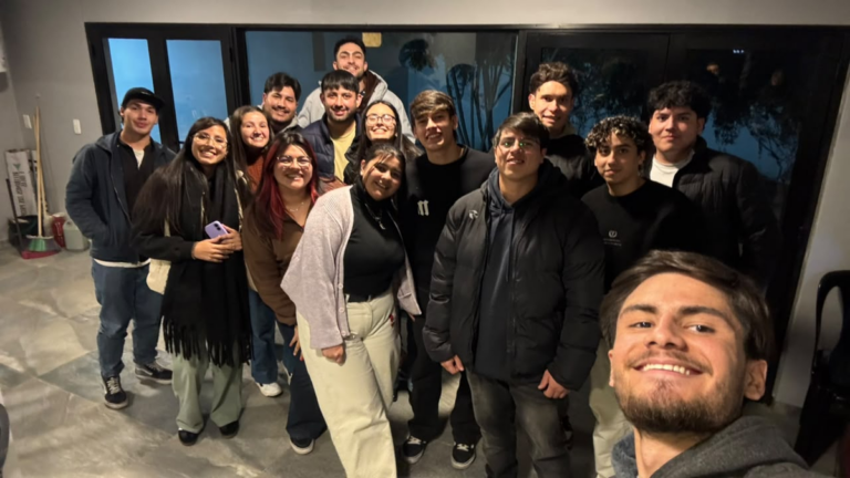 Jóvenes de la Juventud de Generar entregan desayunos a jubilados frente a un banco en Catamarca