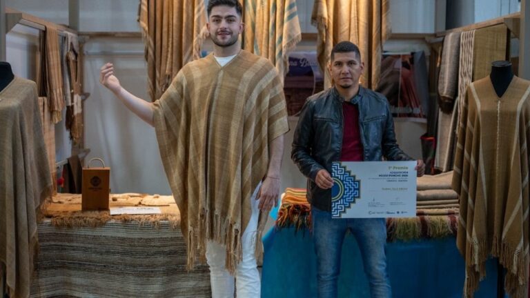 Ceremonia de premiación del Concurso de Artesanías de la Fiesta del Poncho 2026, con autoridades y artesanos en el Pabellón de Turismo