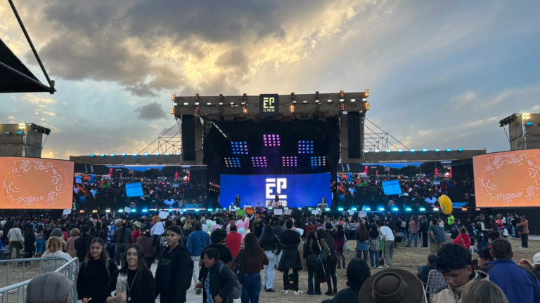 Público en El Patio de la Fiesta del Poncho en Catamarca