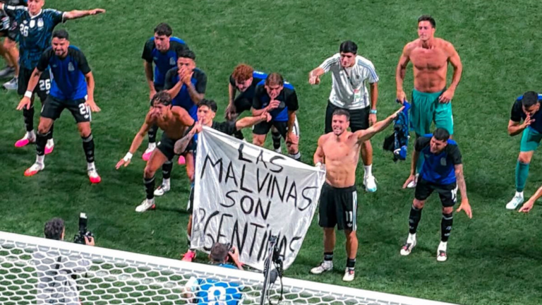 Jugadores de la Selección argentina despliegan una bandera blanca con la frase 'Las Malvinas son argentinas' en el césped de Atlanta