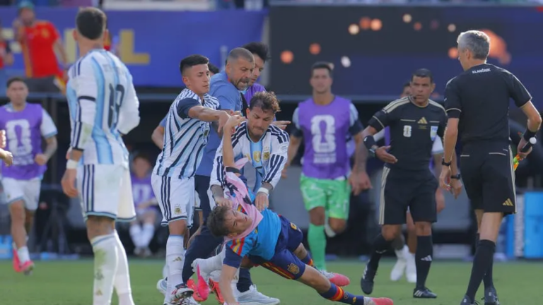 Leandro Paredes y Eric García en el campo tras el incidente
