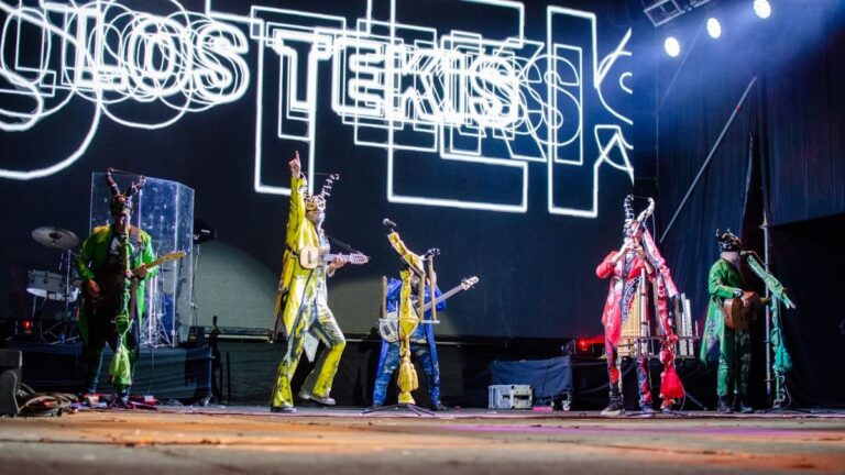 Los Tekis en el escenario del Poncho
