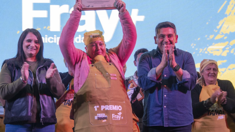 Multitud en la 6° Fiesta Municipal del Tamal en el Estadio Evita de San Antonio