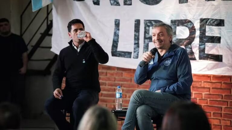 Máximo Kirchner en un acto político junto al intendente Iván Villagrán en Carmen de Areco