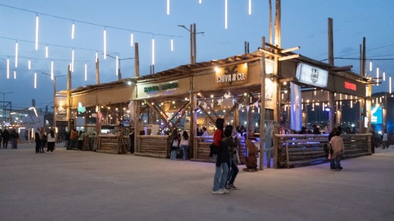 Vista del Mercado Cultural con expositores y nuevo acceso en el Predio Ferial de Catamarca