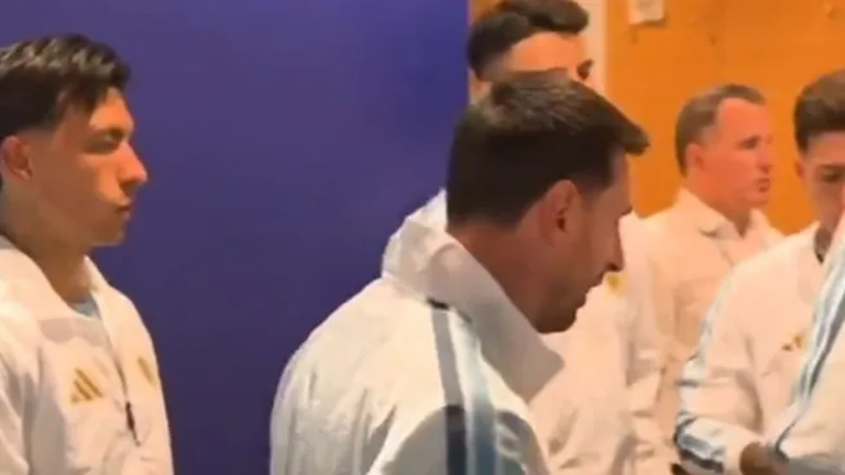 Lionel Messi arengando a sus compañeros en el vestuario antes de la final