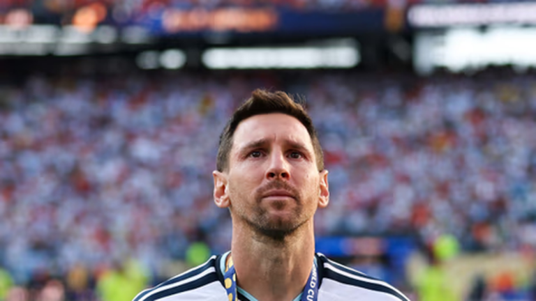 Lionel Messi en el aeropuerto de Rosario antes de viajar a Miami