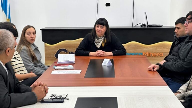 Firma de convenio entre la ministra de Minería Teresita Regalado y el rector del Instituto FASTA Juan Manuel Oviedo