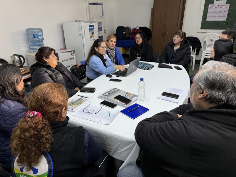 Equipos de salud durante capacitación sobre microplanificación y registro nominal de vacunación en Catamarca