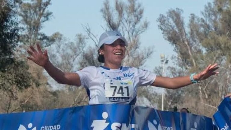 Nadine Vilca compitiendo en la carrera SMT Corre en Tucumán