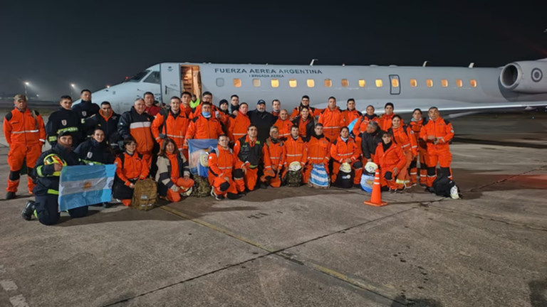Brigadistas argentinos de las USAR ARG-10 y ARG-15 viajando a Venezuela