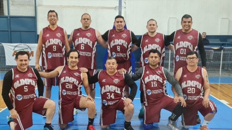 Equipo Olimpia Tinogasta celebrando el título en la categoría Supermaxi del Campeonato Apertura 2026