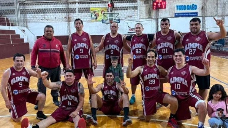 Partido de básquetbol entre Olimpia-Tinogasta y ASC Básquet en la final del torneo Maxi