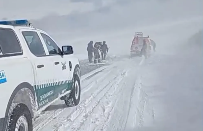 Vehículos varados en la nieve en la Puna catamarqueña durante operativo de rescate