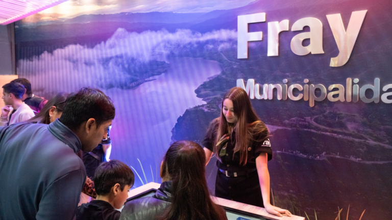 Visitantes interactuando con experiencias inmersivas en el Pabellón de Turismo de Catamarca