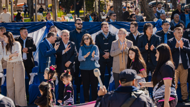 Desfile cívico en la Plaza Manuel Belgrano durante los festejos por los 157 años de Paclín