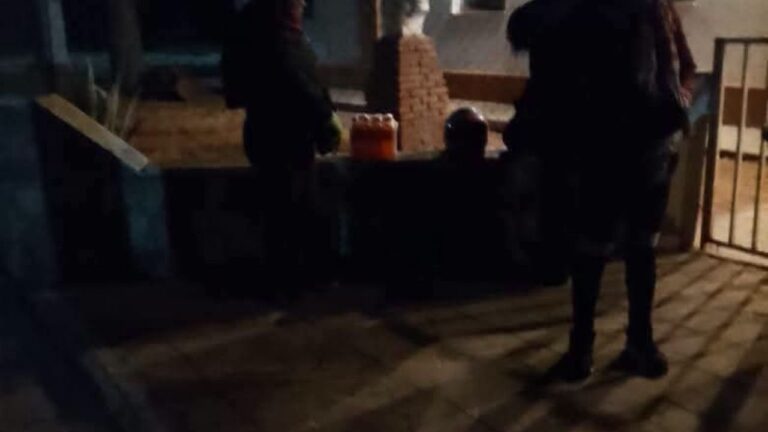 Padres en la entrada de la Escuela N°309 de La Puntilla