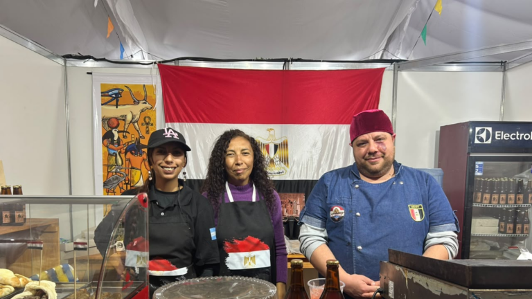 Visitantes recorriendo el Paseo de los Inmigrantes en la Fiesta del Poncho 2026