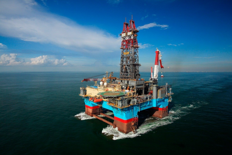 Gráfico de precios del petróleo en alza con fondo de mapa de Medio Oriente