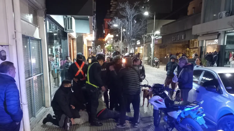 Efectivos policiales en la intersección de Sarmiento y Esquiú durante la reducción de un conductor de Uber