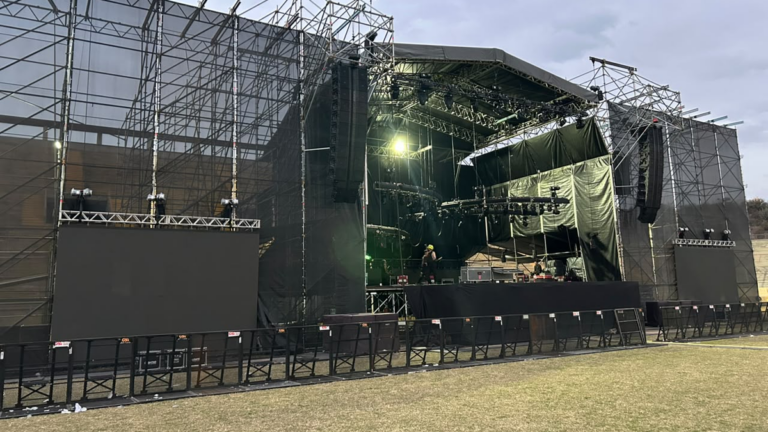 Montaje del escenario del Poncho Sunset en el estadio Bicentenario