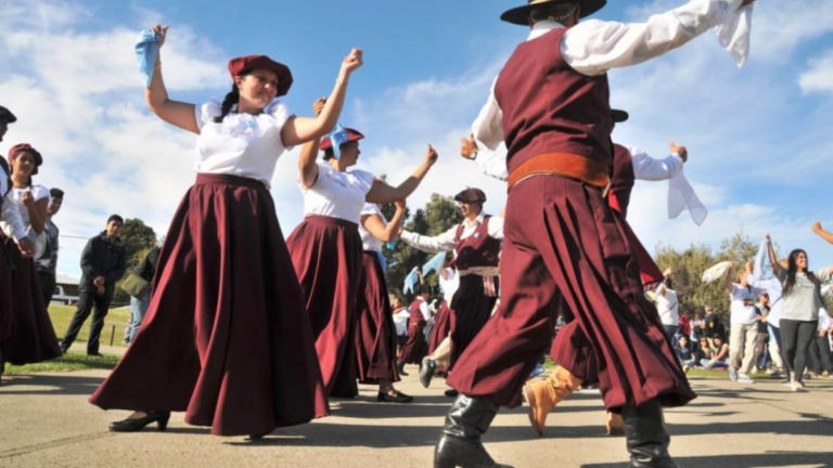 Agrupaciones de danzas folclóricas tradicionales en escenario