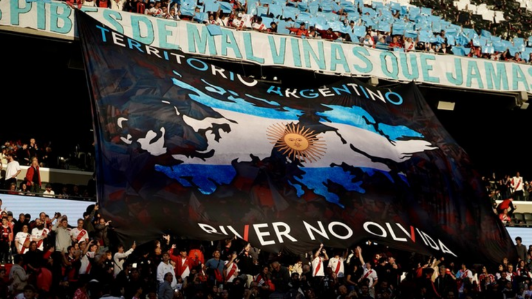 Bandera argentina y bandera inglesa en un estadio de fútbol