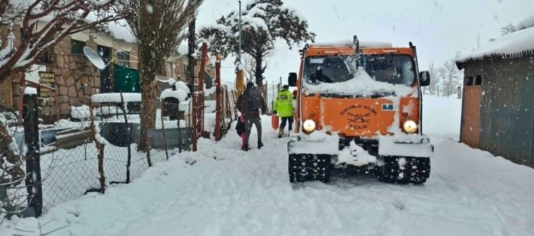 Vehículo Hägglunds de Gendarmería Nacional en operativo de rescate en la alta montaña de Mendoza