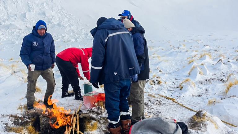 Rescatistas en la Cordillera catamarqueña tras el rescate de mineros