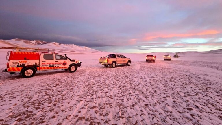 Camionetas 4x4 en operativo de rescate en zona nevada de Antofagasta de la Sierra