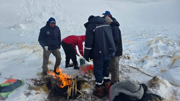 Rescatistas en operativo de búsqueda en zona nevada de Antofagasta de la Sierra