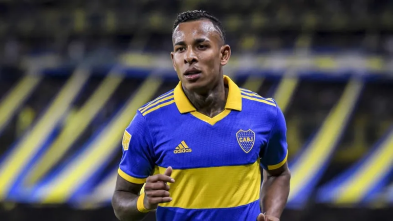 Sebastián Villa con la camiseta de Boca Juniors