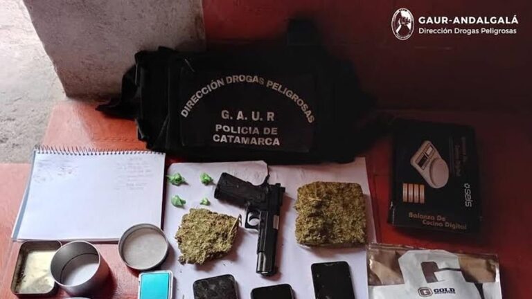 Policía durante allanamiento en Andalgalá